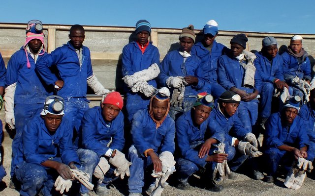 Gansbaai Wettige perlemoen skep werk_1